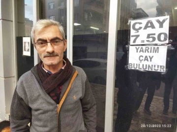 İş yerinin camına astığı "Yarım çay bulunur" yazısı görenlerini ilgisini çekiyor