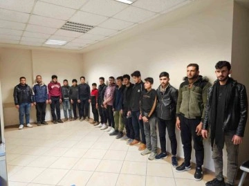 İskenderun’da 16 kaçak göçmen, polis ekiplerince yakalandı