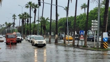 İskenderun'da sağanak: Yollar göle döndü!