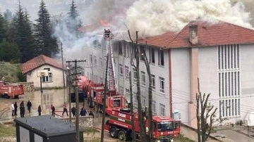 Isparta'da okulun çatısı yandı