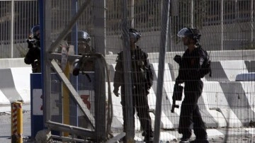 İsrail askerleri, bayram sabahı işgal altındaki Batı Şeria'da 3 kardeşi gözaltına aldı
