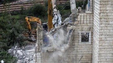 İsrail, işgal altındaki Kudüs'te Filistinli aileye ait binayı "kendi elleriyle" yıktı