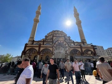 İsrail’in saldırılarında hayatını kaybeden Filistinliler için gıyabi cenaze namazı kılındı