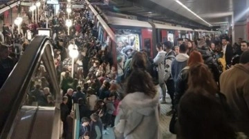 İstanbul'dan farkı kalmadı! İzmir halkının metro isyanı: Vatandaşlar işe geç kaldı