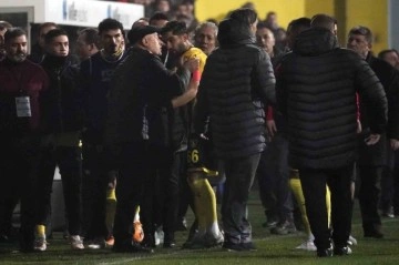 İstanbulspor Başkanı Ecmel Faik Sarıalioğlu, takımı sahadan çekti