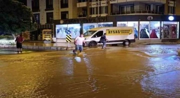 İzmir’de hareketli gece: Ana boru patladı, 2 mahalleyi su bastı