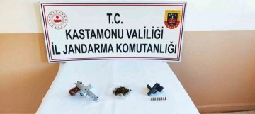 Jandarma ekiplerinin şüphesi ele verdi, durdurulan araçta esrar ele geçirdi: 3 gözaltı