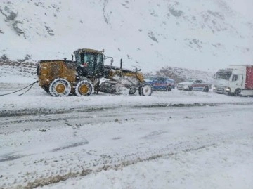 Jandarma karda mahsur olan vatandaşları kurtardı