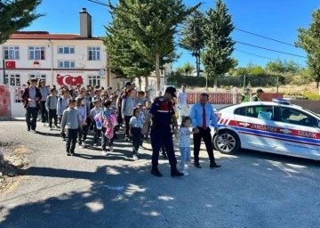 Jandarma okul önleri ve çevresinde güvenlik önlemlerini arttırdı