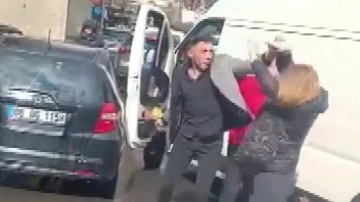 Kadıköy’de dehşet anları kamerada! Trafikte tartıştığı kadın sürücüye böyle saldırdı