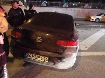 Kadıköy’de kontrolden çıkan otomobil bariyere çarptı: 3 yaralı