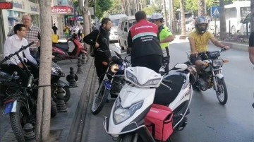 Kafalarında olması gereken kaskı motosiklete taktılar, cezalardan kaçamadılar