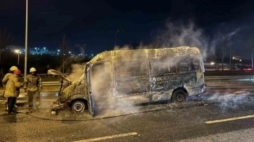 Kağıthane’de servis minibüsü yanarak kullanılamaz hale geldi