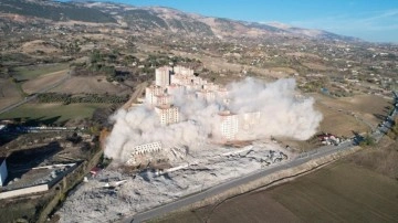 Kahramanmaraş'ta dinamit ile patlatılan binalar saniyeler içinde yıkıldı