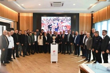 Kahramanmaraş’ta İstiklal Sporun şampiyonluk kupası