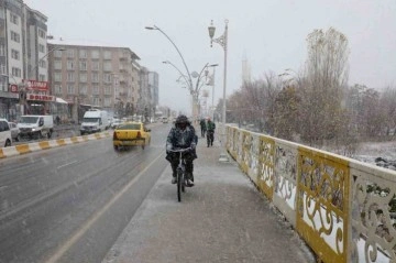 Kar yağışı Ağrı’yı beyaza bürüdü