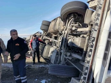 Kars’ta devrilen tırda can pazarı