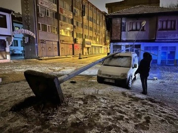 Kastamonu’da fırtına sebebiyle elektrik direği aracın üzerine devrildi