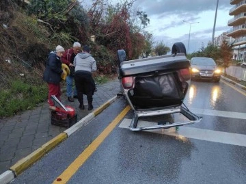 Kediye çarpmamak için manevra yaptığı otomobiliyle takla attı