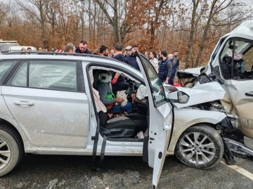 Kırklareli’de minibüs ile otomobilin çarpıştığı kazada 9 kişi yaralandı