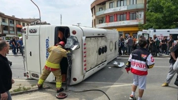 Kırmızı ışıkta geçen minibüse, otomobil çarptı: 7 yaralı