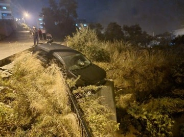 Kontrolden çıkan otomobil, korkuluklara çarparak durdu