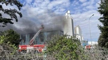 Konya'da bir fabrikaya ait depoda yangın çıktı