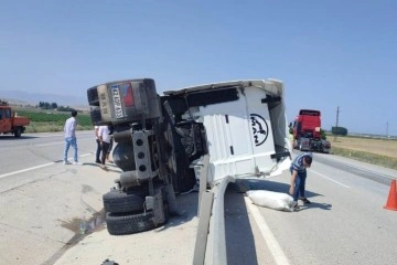 Konya'da çekici devrildi: 5 yaralı