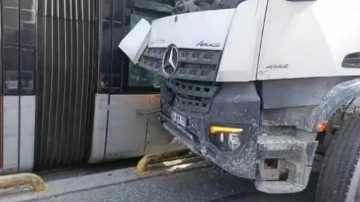 Korkutan kaza! Beton mikseriyle tramvay çarpıştı