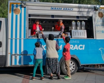 Kuşadası Belediyesi’nden sıcak çorba ikramı