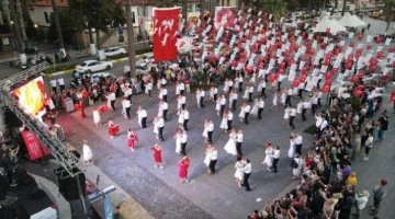 Kuşadası’nda 100 kişi aynı anda vals oynadı