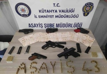 Kütahya’da bir evde 1’i kurusıkı 3 tabanca ele geçirildi