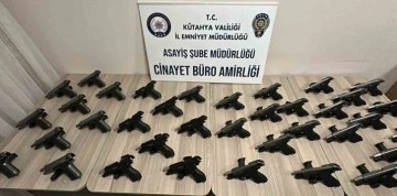 Kütahya’da silah taciri 37 kurusıkı tabanca ile yakalandı