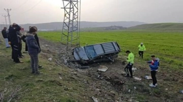 Lastiği patlayan otomobil elektrik direğine çarptı: 5 yaralı