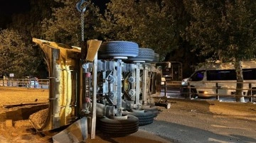 Lastiği patlayan TIR devrildi, yol 3 saat ulaşıma kapandı: 1 yaralı