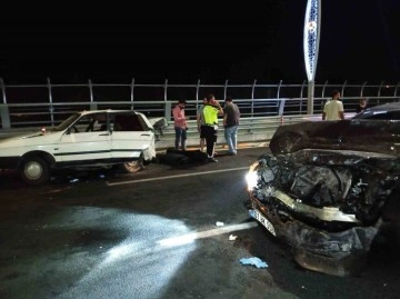 Lüks otomobilin çarptığı otomobil kağıt gibi ezildi: 1 ölü, 1 yaralı