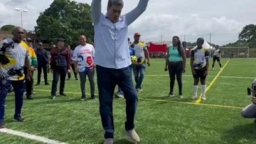 Maduro, çocuklarla halı sahada futbol oynadı