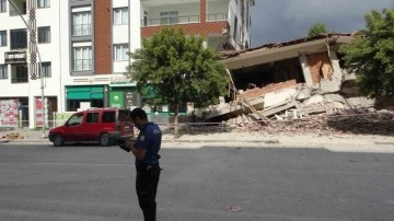 Malatya’da ağır hasarlı bina yıkım sırasında sağlam binanın üzerine çöktü