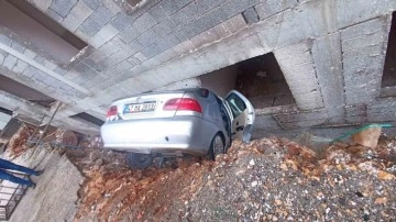 Mardin’de otomobil, istinat duvarı arasındaki boşluğa düştü