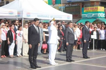 Marmaris’te cumhuriyetin 100.yılında Atatürk büstüne çelenk sunuldu