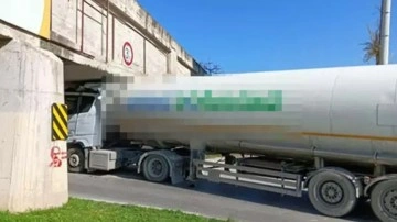 Mersin'de korku dolu anlar! Doğal gaz yüklü tanker köprüye sıkıştı