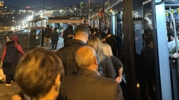 Metrobüsteki arıza nedeniyle yolcular tahliye edildi