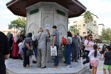 Mevlid Kandili’nde Osmanlı Çeşmesi’nden şerbet aktı