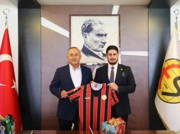 Mevlüt Çavuşoğlu’ndan, Eskişehirspor’a ziyaret