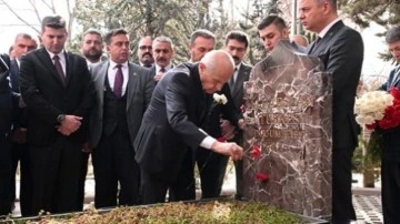 MHP lideri Bahçeli, Alparslan Türkeş’in kabrini ziyaret etti