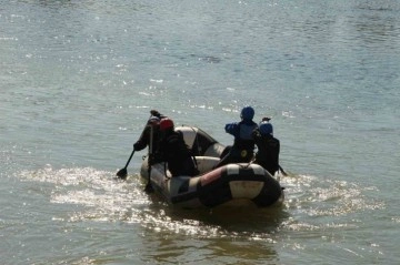 Milli sporcu olmak için Murat Nehri’nde kürek çekiyorlar