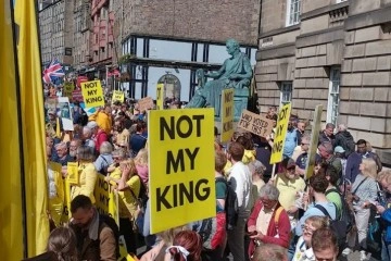 Monarşi karşıtları, İngiltere Kralı 3. Charles’ı İskoçya ziyaretinde protesto etti