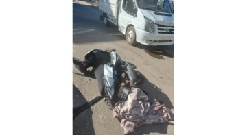 Motosiklet ile kamyonet çarpıştı: 3 yaralı