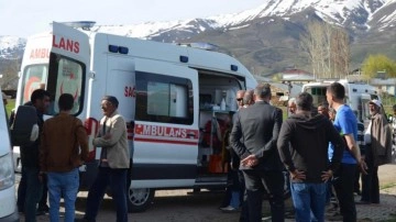 Muş'ta öğrenci servisi ile hafif ticari araç çarpıştı: 10 yaralı