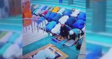 Namaz sırasında kalp krizi geçiren imam secdede vefat etti